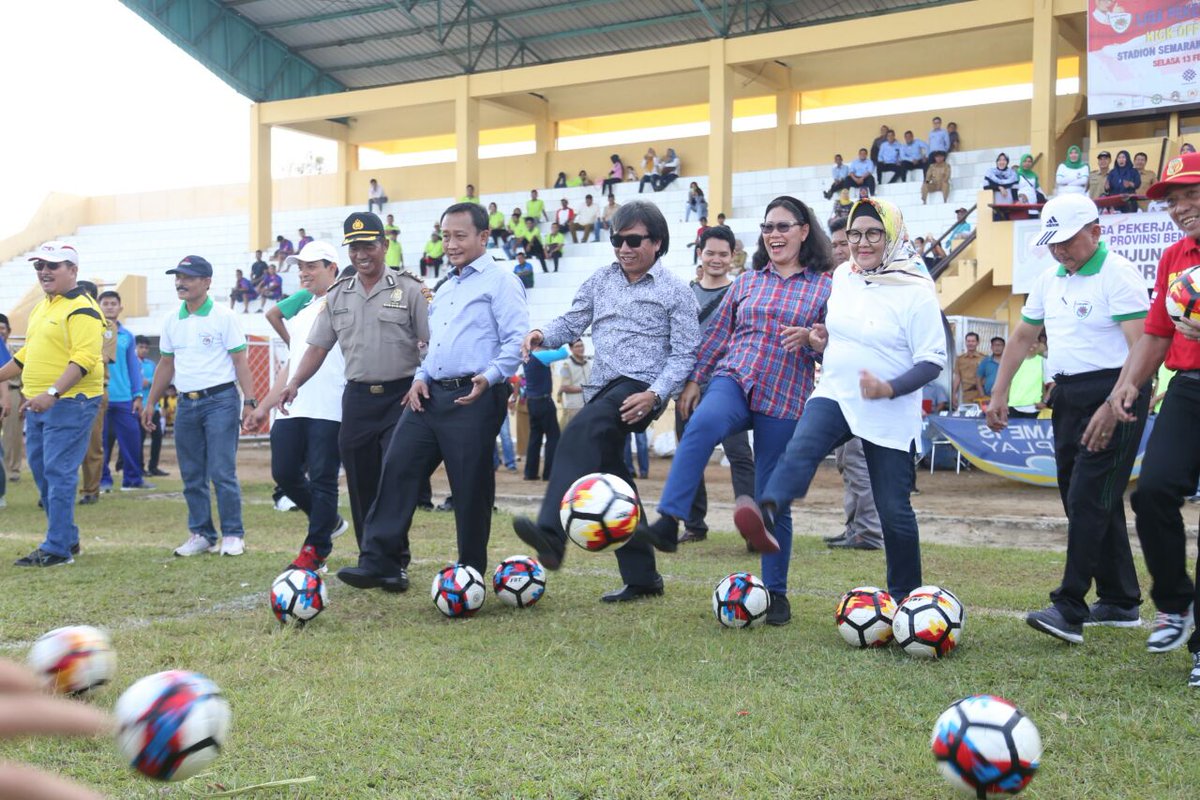 Kemudian, Dirjen <a href="/haiyani_r/">Haiyani Rumondang</a> menandatangani bola, dimana nanti yang mendapatkan bola tersebut akan mendapatkan hadiah