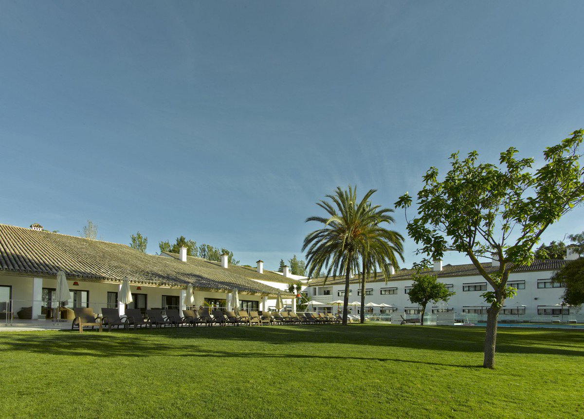 Descubre las ventajas de reservar ya en Paradores para vivir una #SemanaSanta en nuestros hoteles únicos. ¡No te lo pienses más, ahora reserva al mejor precio y encuentra una mayor variedad de destinos! ▶️ bit.ly/2s8PRsb