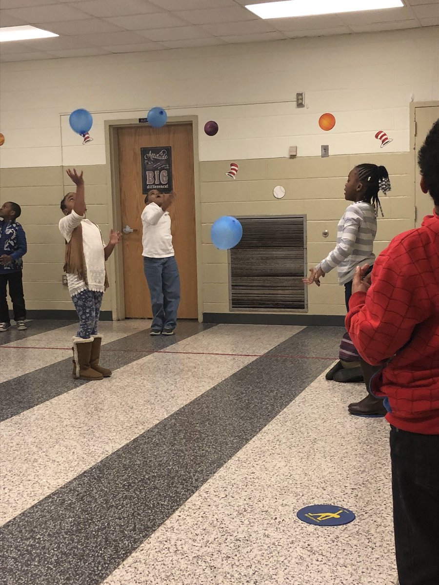 MachenElem's tweet photo. 2nd graders practicing their volleyball volleying in PE class in the #MachenNation today. @HamptonCSchools @JaniceB1217 https://t.co/KoEJxlYCOv