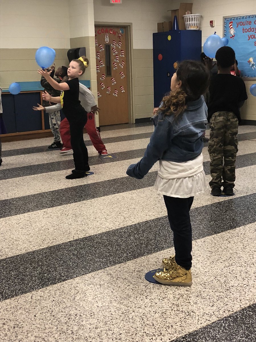 MachenElem's tweet photo. 2nd graders practicing their volleyball volleying in PE class in the #MachenNation today. @HamptonCSchools @JaniceB1217 https://t.co/KoEJxlYCOv