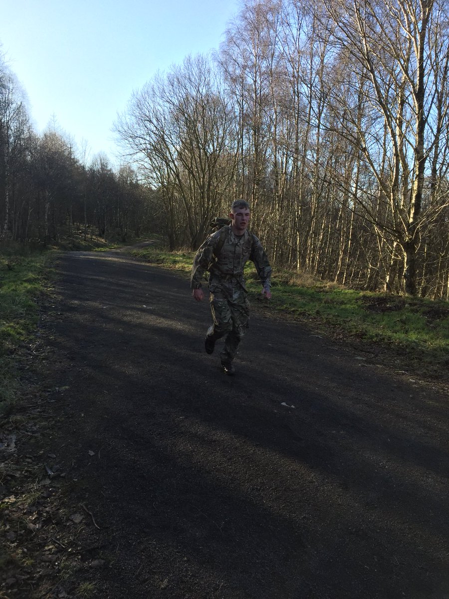 3_SCOTS's tweet photo. @The_SCOTS RST NE finished their weeks recruiting on #Friday with a 5 mile #TAB in sunny #Perth with 36lb in preparation for The #CommandoSpeedMarch. @3SCOTS_CO @Comd51st @ACCDUNDEE @BritishArmy @armyjobs @ArmySgtMajor #ThisIsBelonging #Fitness #run #scots #Scotland #BlackWatch https://t.co/3TgVOKHWjm