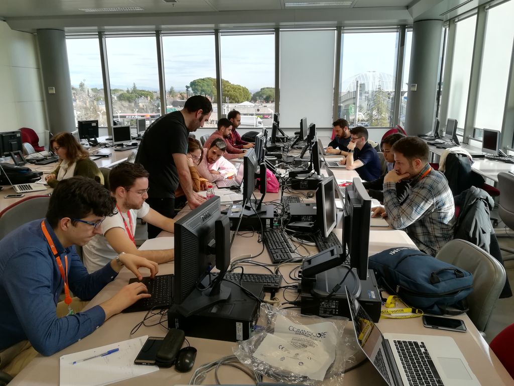 goKarumi's tweet image. Today @flipper83 and @pedro_g_s are explaining the #SOLIDPrinciples and creational #SoftwareDesignPatterns at @accenture Madrid!