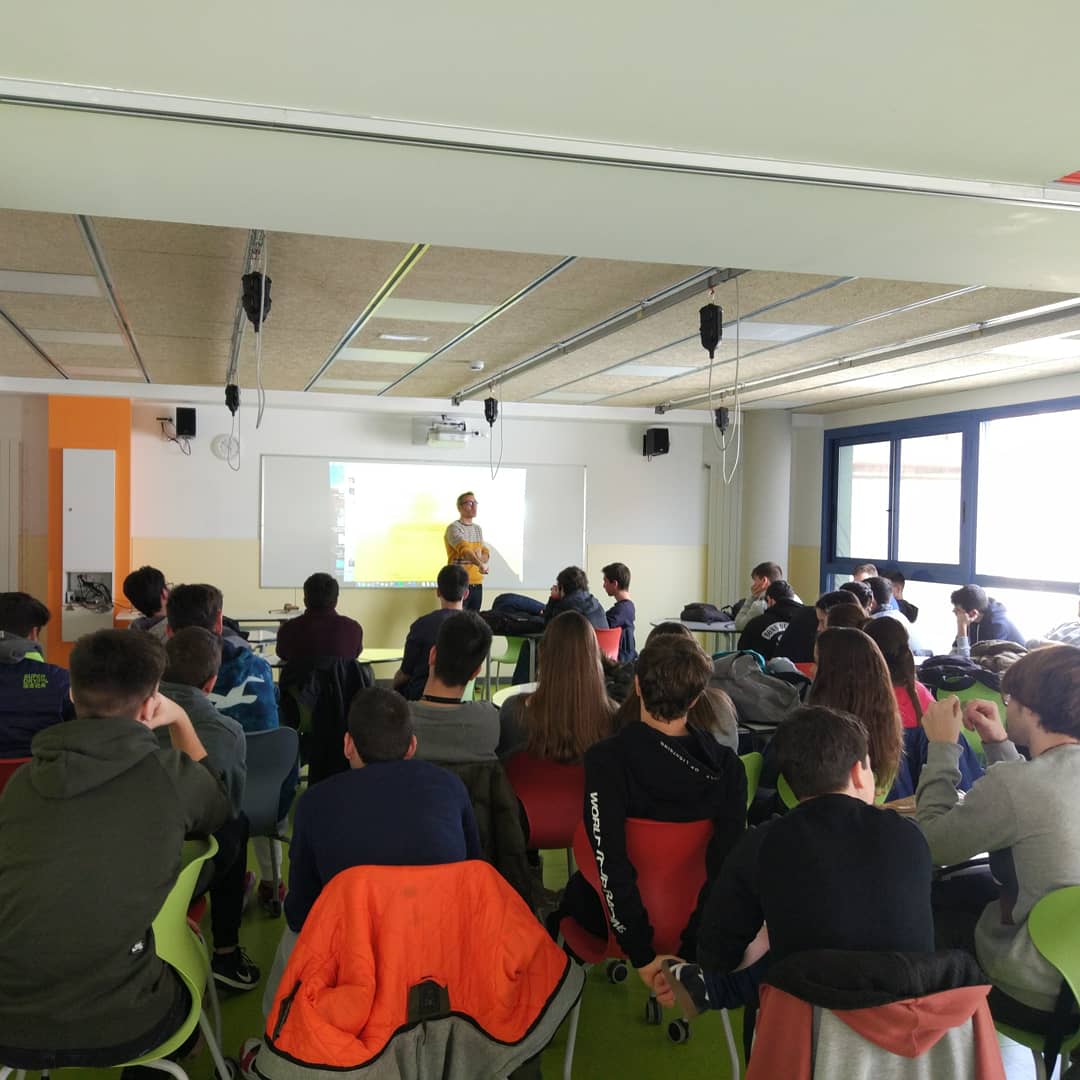 FPescolapiaMat's tweet photo. Compartint experiències i coneixement amb @xavierverdaguer #audicreativitychallenge #FP #SMX2 https://t.co/69is108qa8