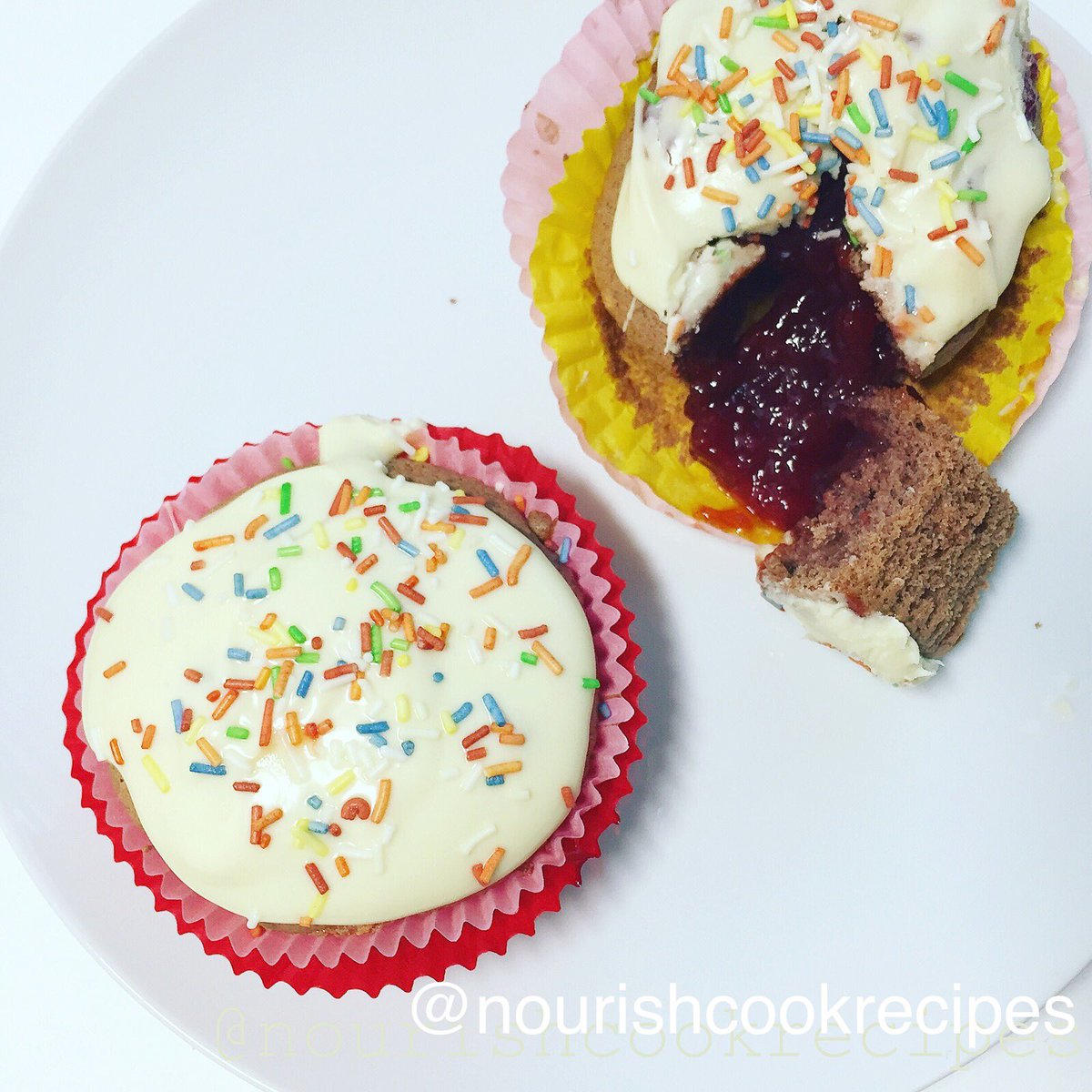 NourishRecipes's tweet photo. A really #delish #dessert for #valentinesday for you! #cocoamuffin filled with #strawberryjam and top with #whitechocolate 😍Yes it’s a #caloriebomb 😜 Sometimes we need it! #happyvalentinesday #recipes #sweettooth #yummy #bestdessertever #nourishcookrecipes https://t.co/Rh7vZWP5ED