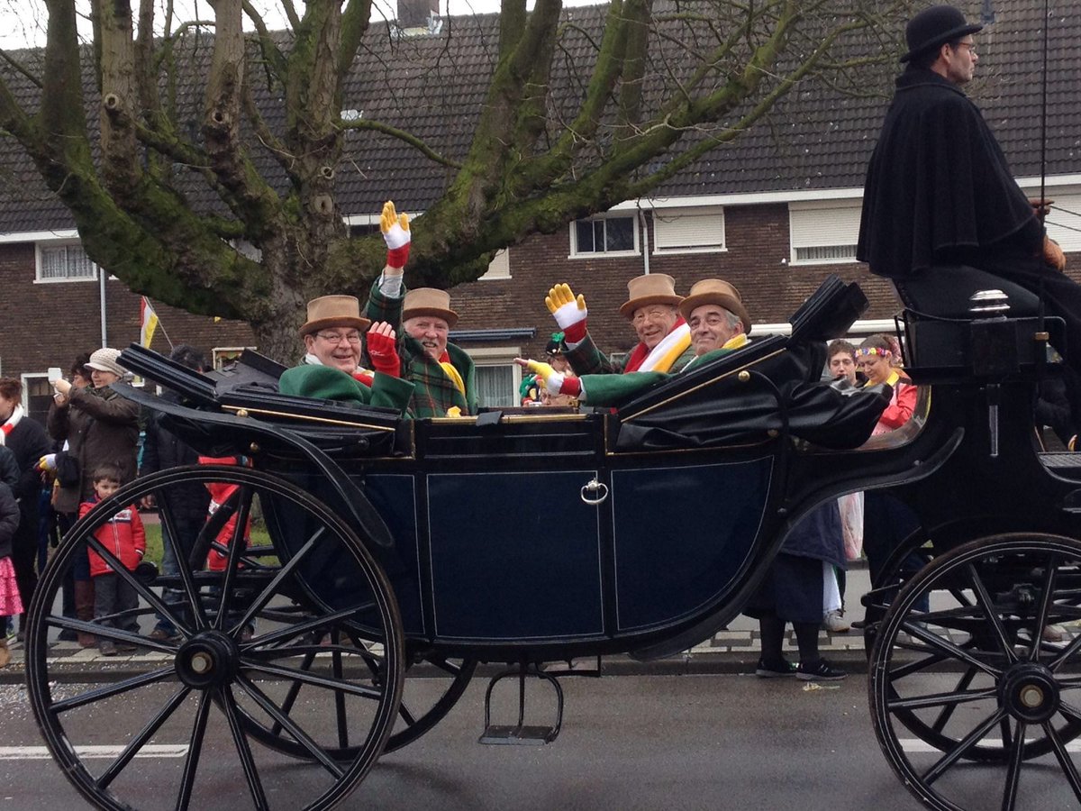 Cellozorg's tweet photo. Historische ontmoeting bij de Raadskelder om 12.33 uur tussen Regenten van Ut Errembestuur en bestuur van de Godshuizen. Ut Errembestuur is de Oeteldonkse parodie op de Godshuizen; ze ontmoetten elkaar voor het eerst in 110 jaar . #Oeteldonk #Carnaval #Errembestuur https://t.co/a6IZPKNLl5