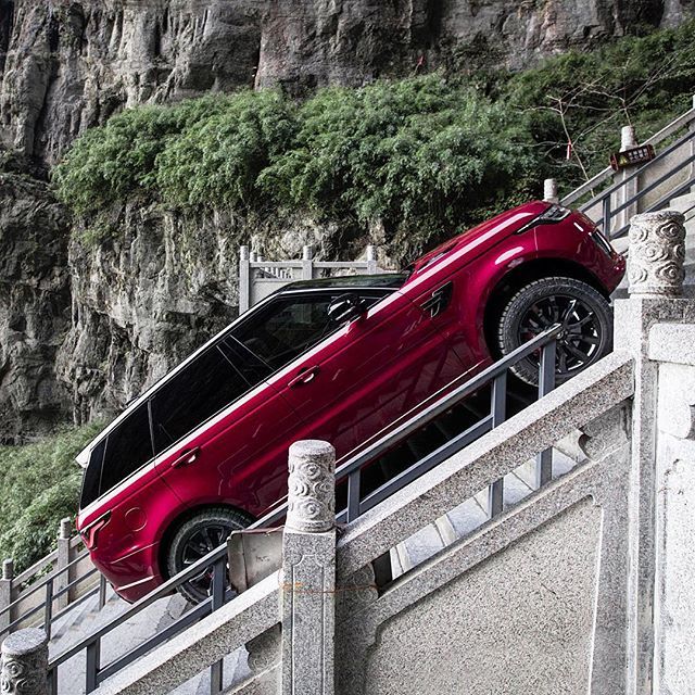lifersblog's tweet photo. New Range Rover Sport to the challenge of 999 steps!
#Tianmen #Cina #landrover #rangerover #sport #suv #offroad #dragonchallenge #drivenchallenges #4x4 #Heavengate #biautogroup #missionimpossible #lifersblog #carswithoutlimits #steps #carsovereverything #carsofinstagram #t… https://t.co/0yWt5NiIBL