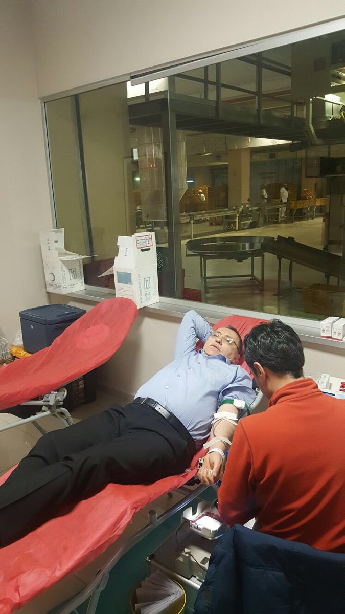 ibbhalkekmek's tweet photo. Kızılay ile yapılan işbirliği çerçevesinde şirketimizde düzenlenen Kan Bağışı kampanyasına Genel Müdürümüz Salih BEKAROĞLU ve çalışanlarımızın katılımlarıyla kan vererek destek olduk. @TurkKizilayi #ibb #halkekmek https://t.co/zsPtVLYurp