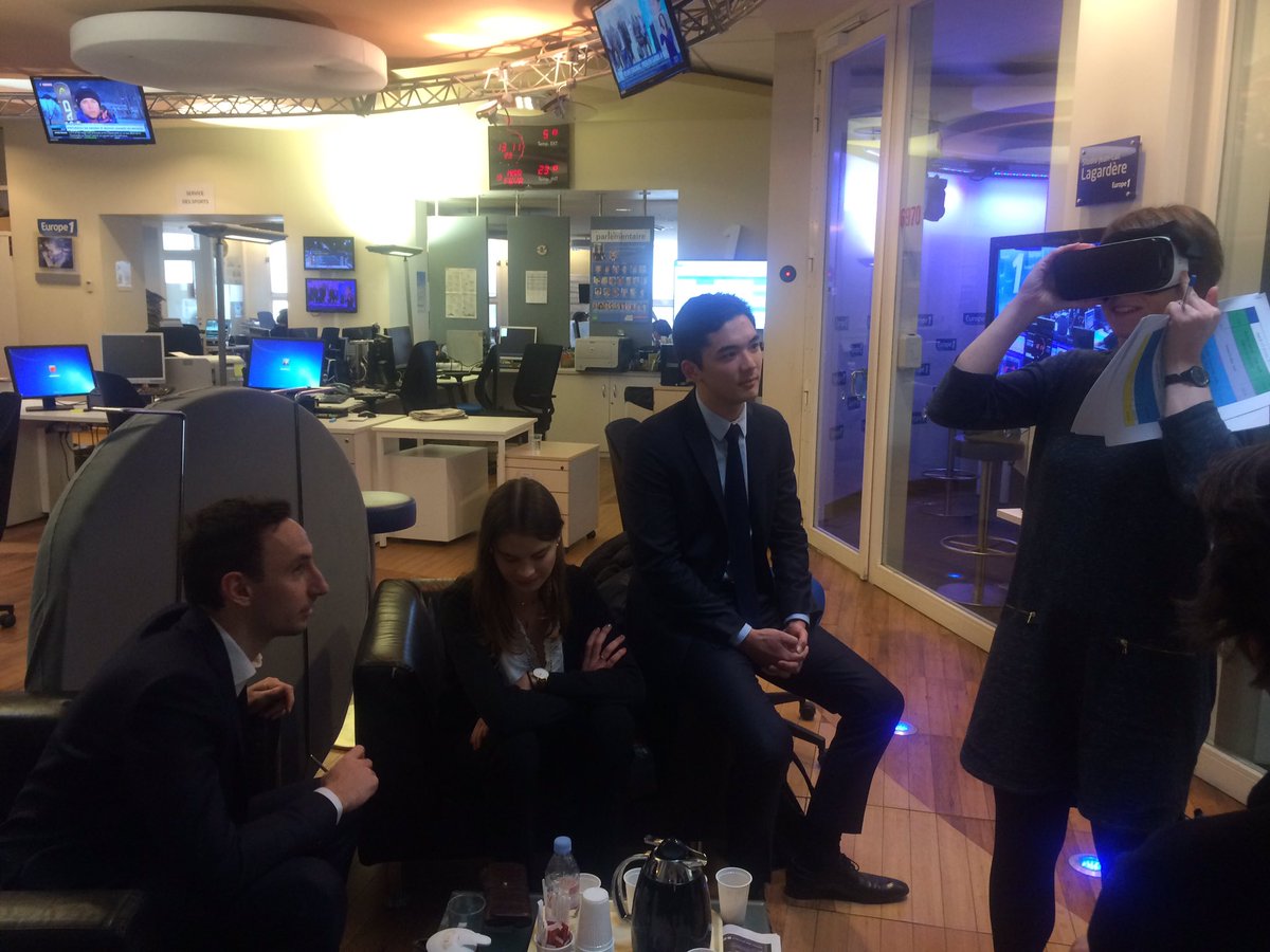 teatime_wendy's tweet photo. Anne Le Gal de #circuitscourts avec le prototype #eyedive @consultinfrance https://t.co/LUCq9mJvnB