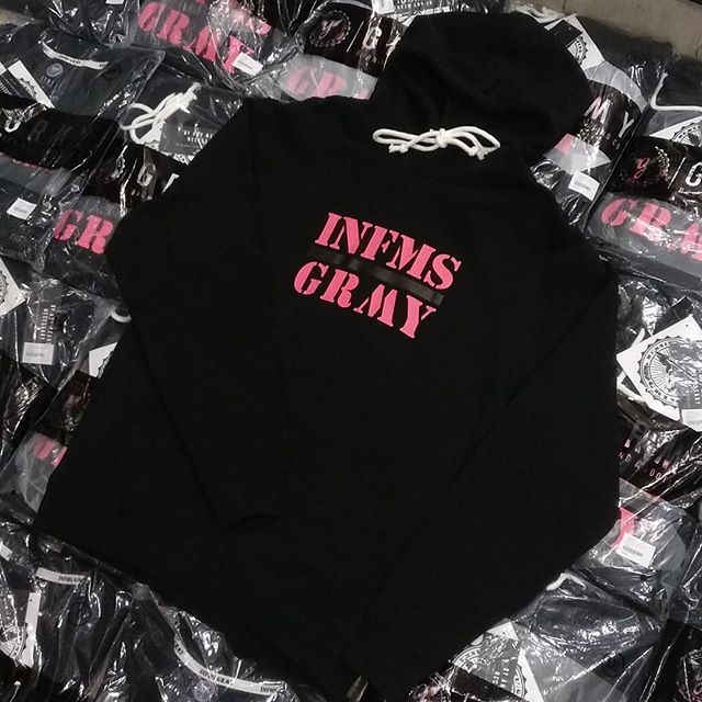 GrimeyStoreMad's tweet photo. La línea 'Counterattack' de la nueva colección #SS18 @grimey_wear está inspirada en uno de los grupos y discos más míticos de la historia del rap ⚫🅾️ ¿Sabes cuáles?🤔 Ya a la venta en tiendas oficiales GRMY.
#Grimey #Grmy #GrimeyStore #Infms #Infamous #Hoodie #Counteratt… https://t.co/NHAQRMAPCM