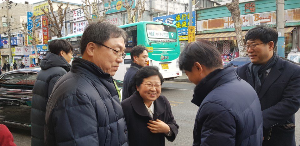 usemin2's tweet image. 2018년 2월13일(화) 정현백 여성가족부장관이 성남시 수정구 전통시장 현대시장과 미혼모자 공동생활시설 새롱이새남이집을 방문, 상인들과 미혼모생활시설 관계자들과 애로사항 청취와 함께 설인사를 나누었습니다. 함께 나누는 설입니다 :) #성남시 
#복지국 가족여성과