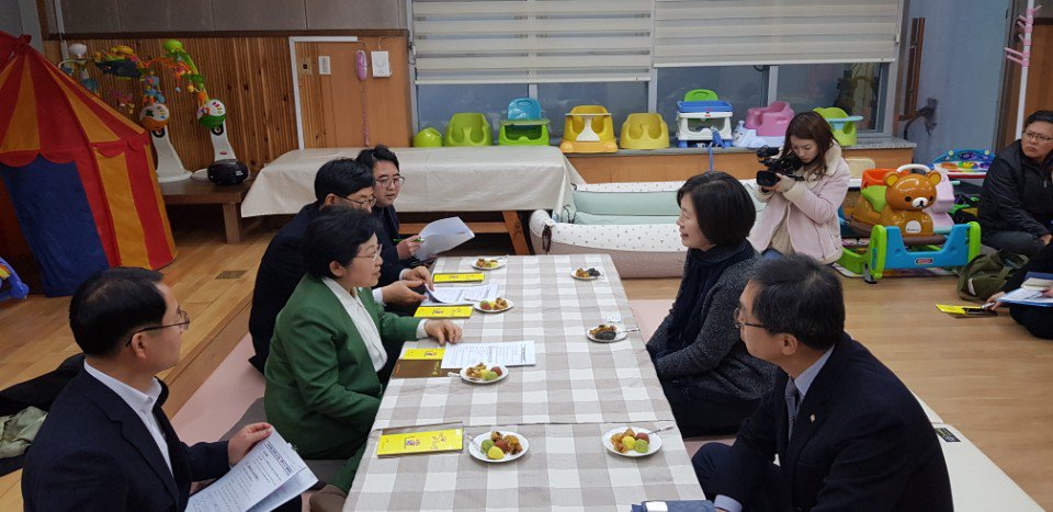 usemin2's tweet image. 2018년 2월13일(화) 정현백 여성가족부장관이 성남시 수정구 전통시장 현대시장과 미혼모자 공동생활시설 새롱이새남이집을 방문, 상인들과 미혼모생활시설 관계자들과 애로사항 청취와 함께 설인사를 나누었습니다. 함께 나누는 설입니다 :) #성남시 
#복지국 가족여성과