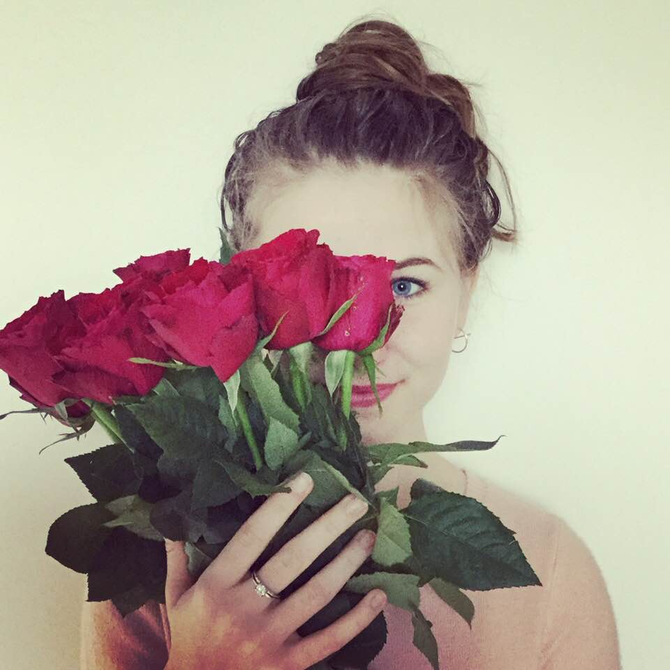 Telefleurs's tweet photo. Une sublime brassée de roses rouges pour la combler de bonheur à la #SaintValentin Commandez maintenant, stock limité https://t.co/YdG6vc66Xj https://t.co/hvbLWk7mD6