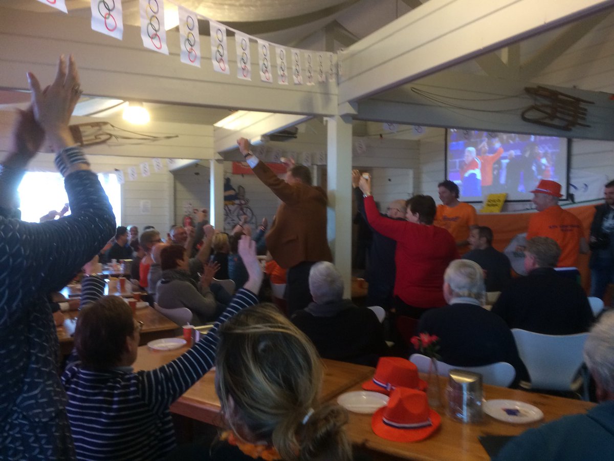 Nagelbijtend waren de laatste ronden maar het is gelukt! Patrick Roest rijdt zilver op de 1500 meter! Het dak gaat eraf in Weydehoeck #Lekkerkerk. <a href="/patrickroestt/">patrick roest</a> gefeliciteerd!!!