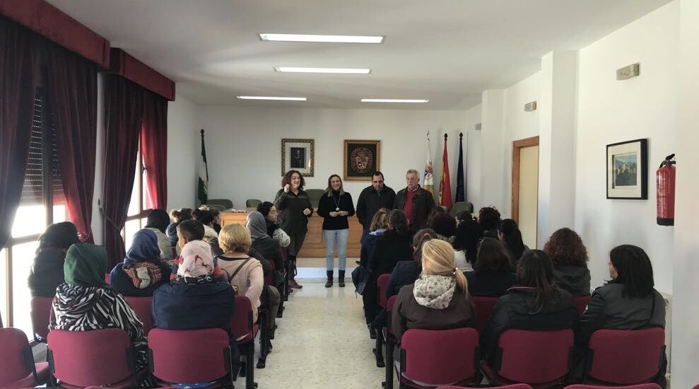 marifrangr's tweet photo. Esta mañana nos hemos reunido con @rosafuentespe y nuestros compañeros con los padres y madres de #VentasDeZafarraya para apoyarles en su reclamación para que su cole sea #bilingüe como el IES aquel les corresponde. https://t.co/DyreZfn4sn