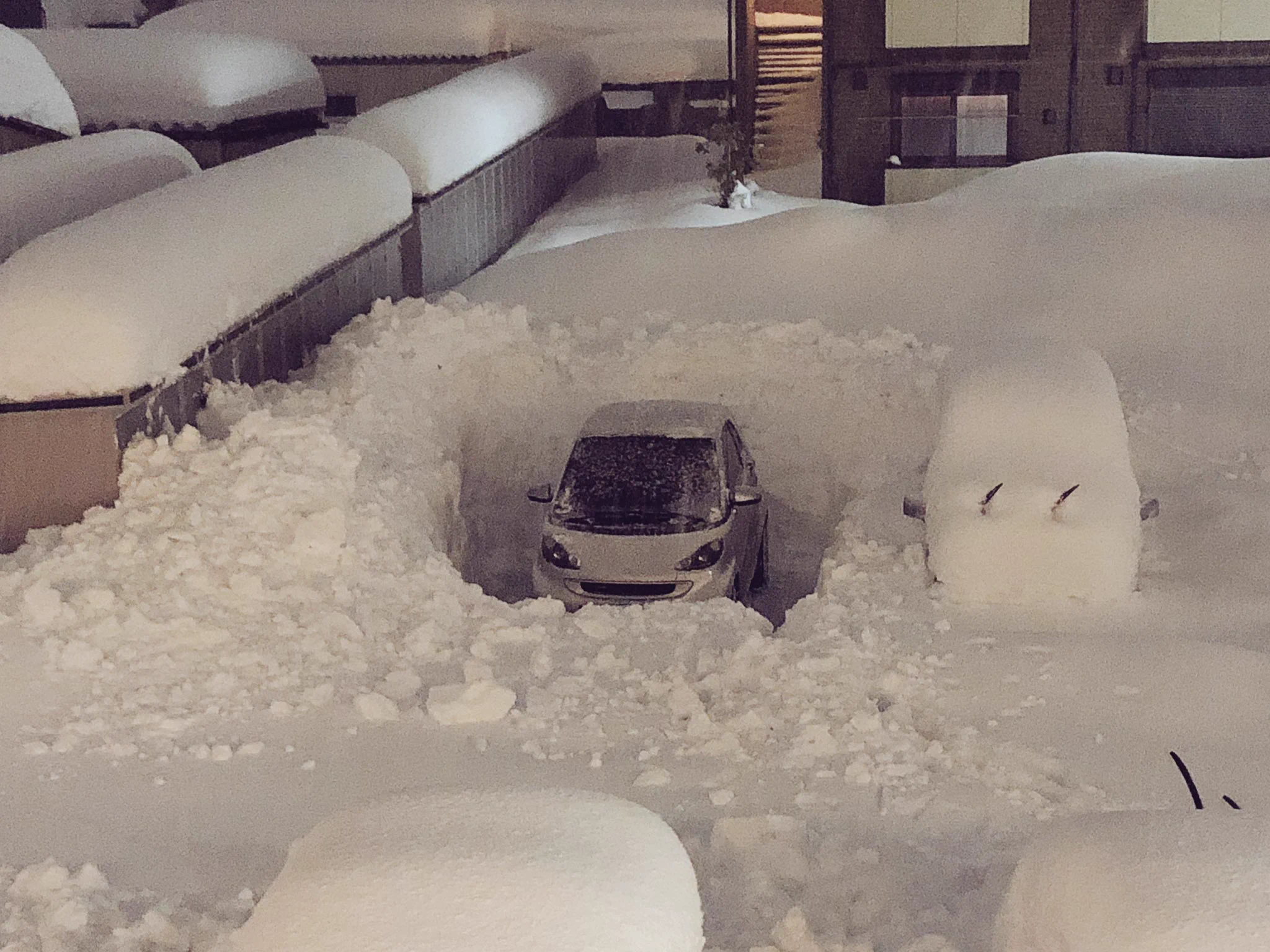 よっしゃ雪かき終わったww車の周りだけ雪かきが終わってある意味オワッタ投稿者ｗ