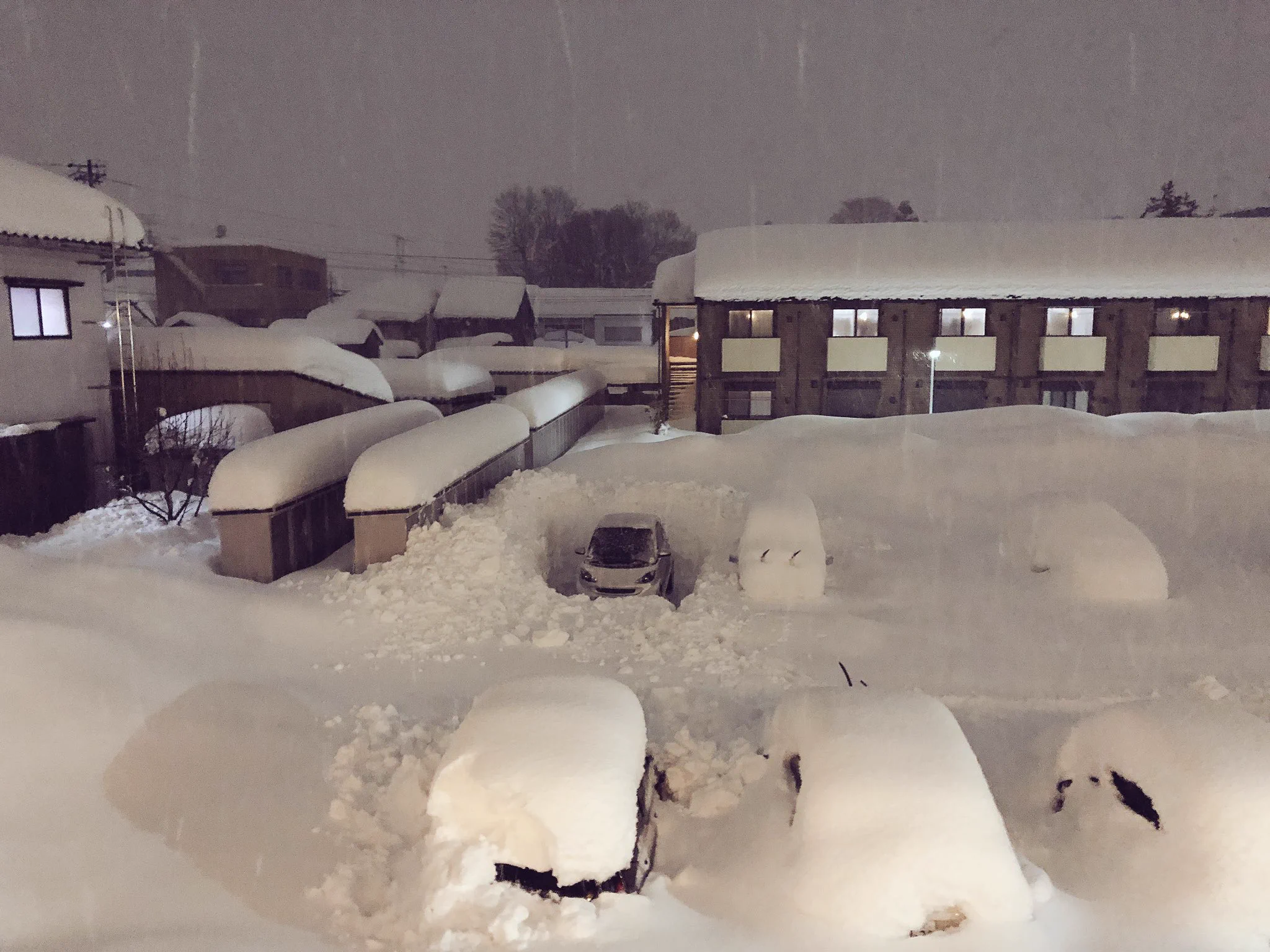 よっしゃ雪かき終わったww車の周りだけ雪かきが終わってある意味オワッタ投稿者ｗ