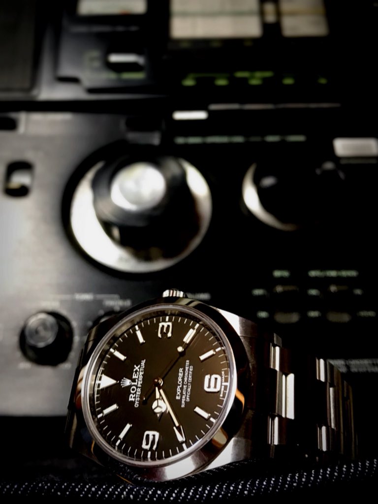 strongcurrent1's tweet photo. たまには時計でも
シンプルなのが好きなんです
#Rolex #explore #SONY #BCL radio #CF5950 https://t.co/HsF3uNW6de