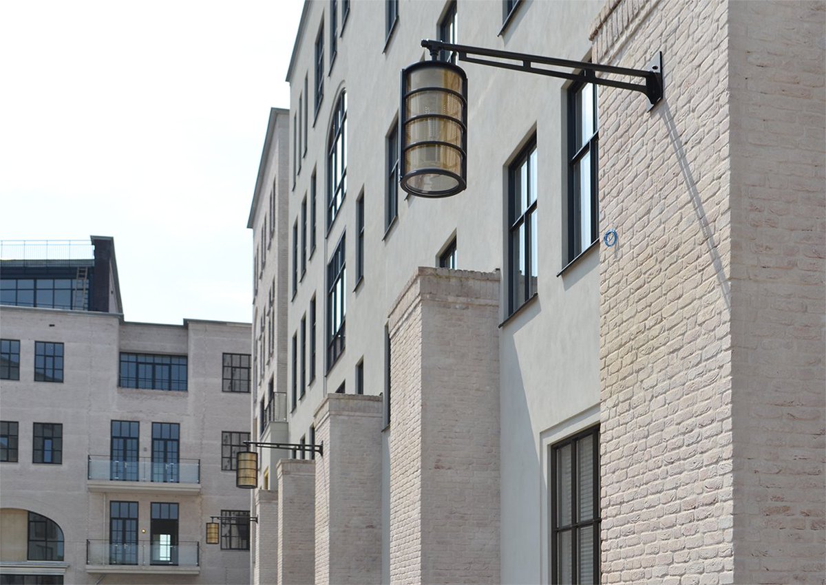 Have a look on how specially designed luminaires based on the Hess VILLAGE model enhanced the Maankwartier district in Heerlen, Netherlands. Equipped with a gold-coloured plate, they impress with an attractive appearance and a pleasant lighting effect! bit.ly/2EnrpJg