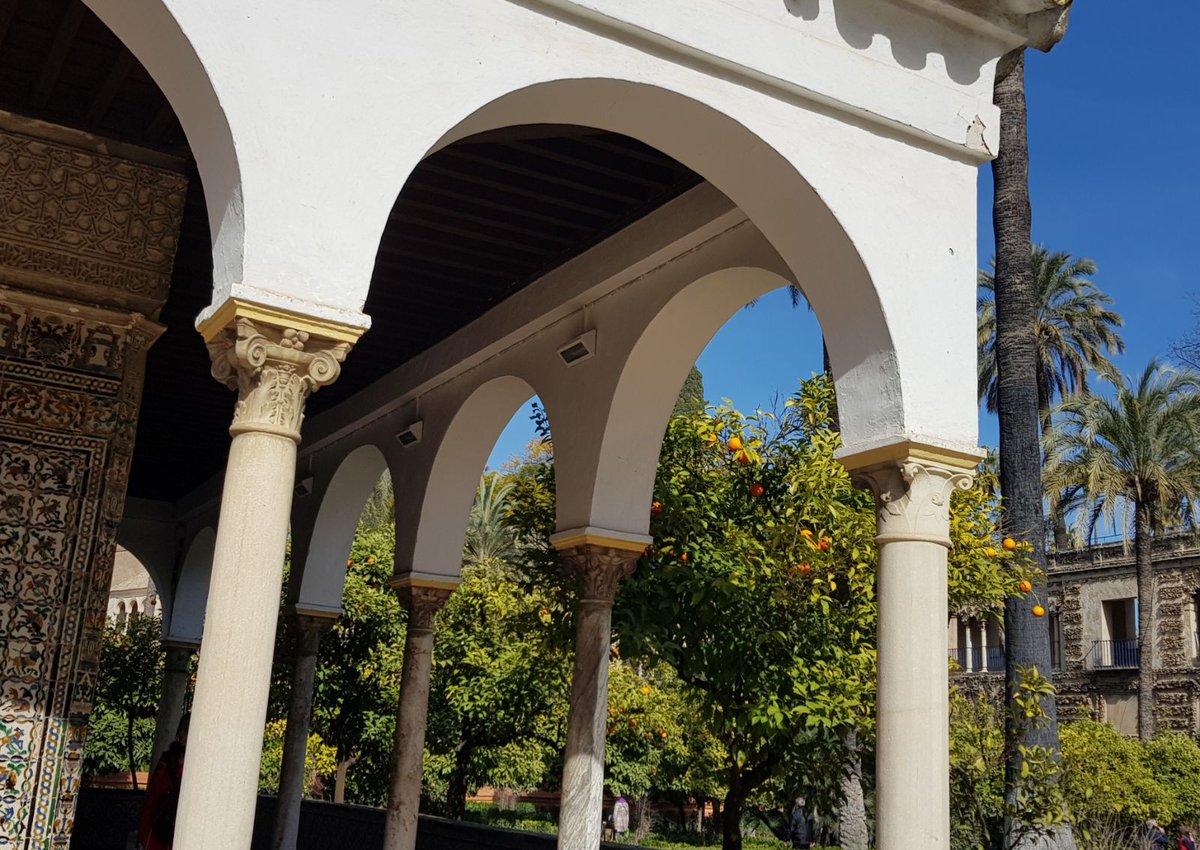 Arcadas del Cenador de Carlos V. Costura de colores. Vainica de fustes y capiteles en la verdura del jardín.