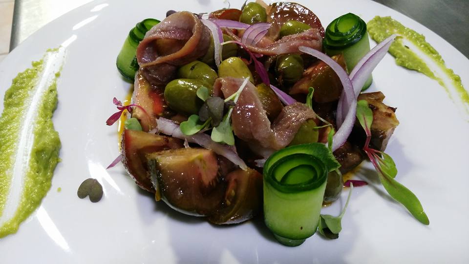 TabernaGranero's tweet photo. Ensalada de tomate con anchoas y aceitunas. 
#comidaSaludable #ensaladas https://t.co/yXYoLlSiBW