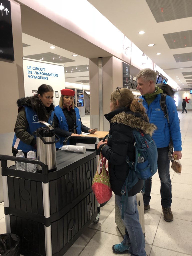 caroleperchemin's tweet photo. En direct de la Gare du Nord .. l’EST PN vous renseigne sur l’information voyageur autour d’un café et évalue votre satisfaction via un questionnaire .. https://t.co/8t7kJ7Ts03
