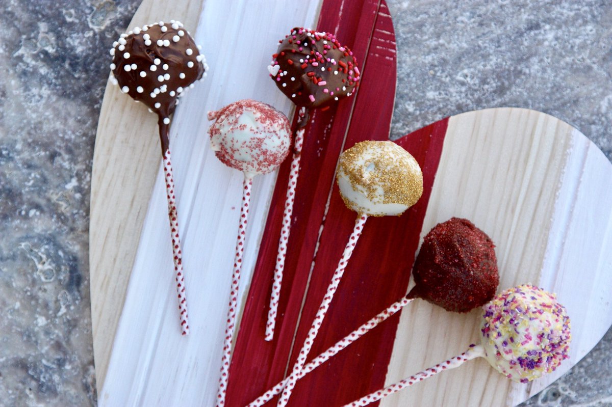 How cute are these cakeless cake pops? And guess what?? They are actually healthy! Get the recipe and see for yourself 👉 goodthymekitchen.com/cakeless-cake-…