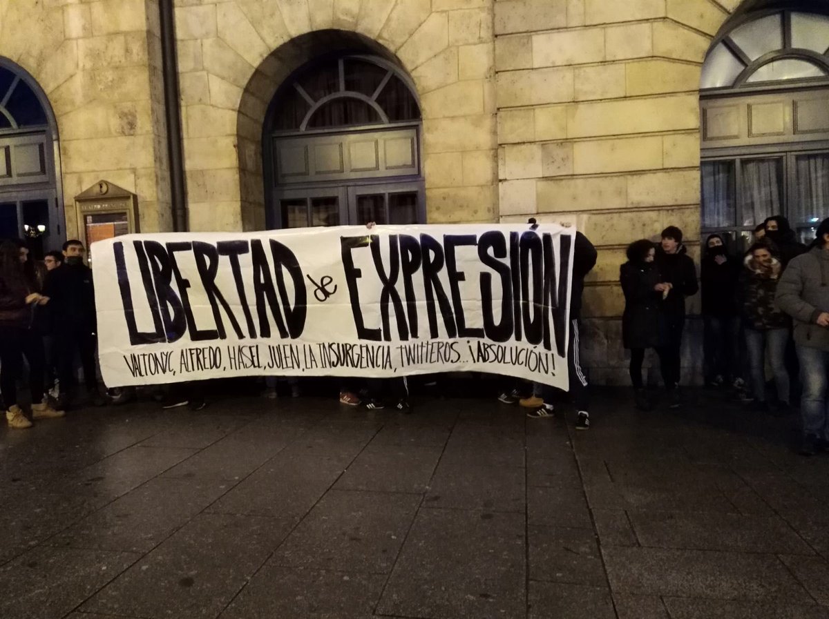 iDiarioES's tweet photo. Concentración en Burgos por la Libertad de expresión #KallaLaBoca #OpFreeSpeech https://t.co/zW7xpAGTIa