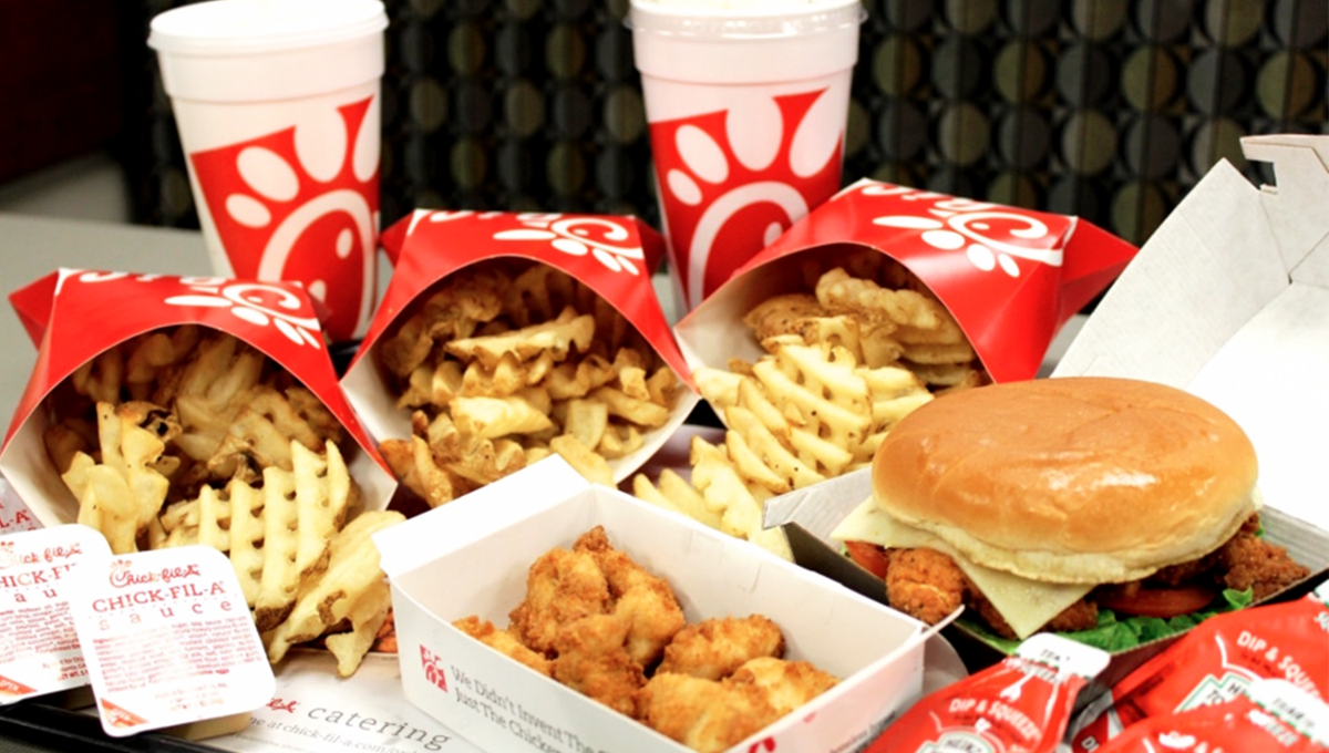 TheBabylonBee's tweet photo. Family Prays At McDonald’s, Food Miraculously Transforms Into Chick-Fil-A https://t.co/hrrH7fkvng https://t.co/50hqcN8e0g
