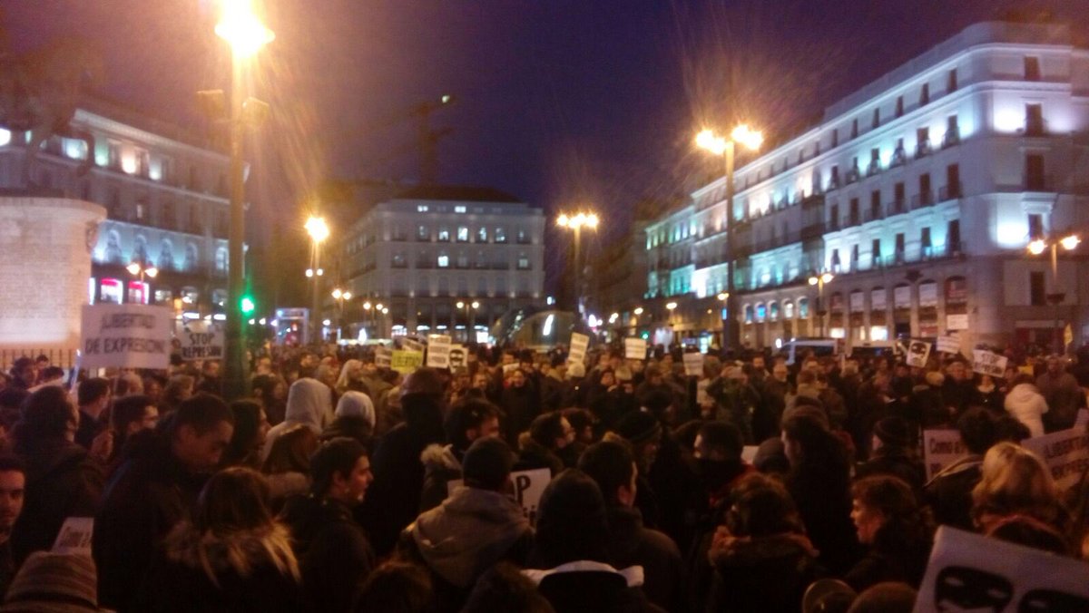 iDiarioES's tweet photo. #ahoramismo en Puerta del Sol de Madrid, nos manifestamos contra la #LeyMordaza a favor de la libertad de expresión y contra la represión #KallaLaBoca #OpFreeSpeech https://t.co/BECdJPEjCu