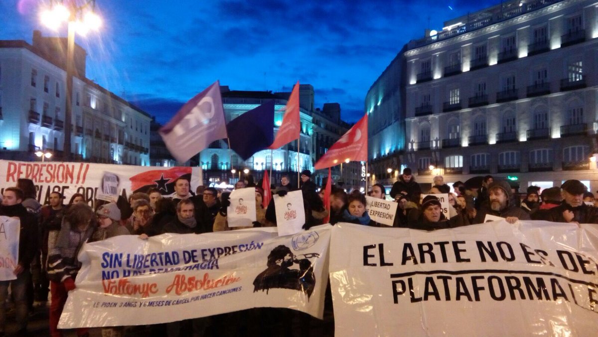 iDiarioES's tweet photo. #ahoramismo en Puerta del Sol de Madrid, nos manifestamos contra la #LeyMordaza a favor de la libertad de expresión y contra la represión #KallaLaBoca #OpFreeSpeech https://t.co/BECdJPEjCu