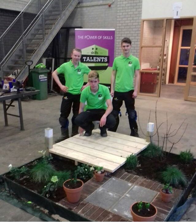 AOCOostCentraal's tweet photo. De meiden van #groen & #bloem en het team #tuin & #aanleg zijn door naar de #finale in Zwolle @WorldSkillsNL #Skills #talents #AOCOost #vmbo Van harte gefeliciteerd! https://t.co/JP7bTsoceN