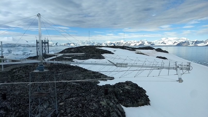 RAFCyberspace's tweet image. Our #CommsInfraTech ICT CITs have been busy in the Southern Hemisphere. As well as maintaining the highest structure down under, they have also helped complete the build of the replacement Rotatable Log-Period Antenna at Rothery Station in Antarctica.
@BAS_News
#NoOrdinaryJob