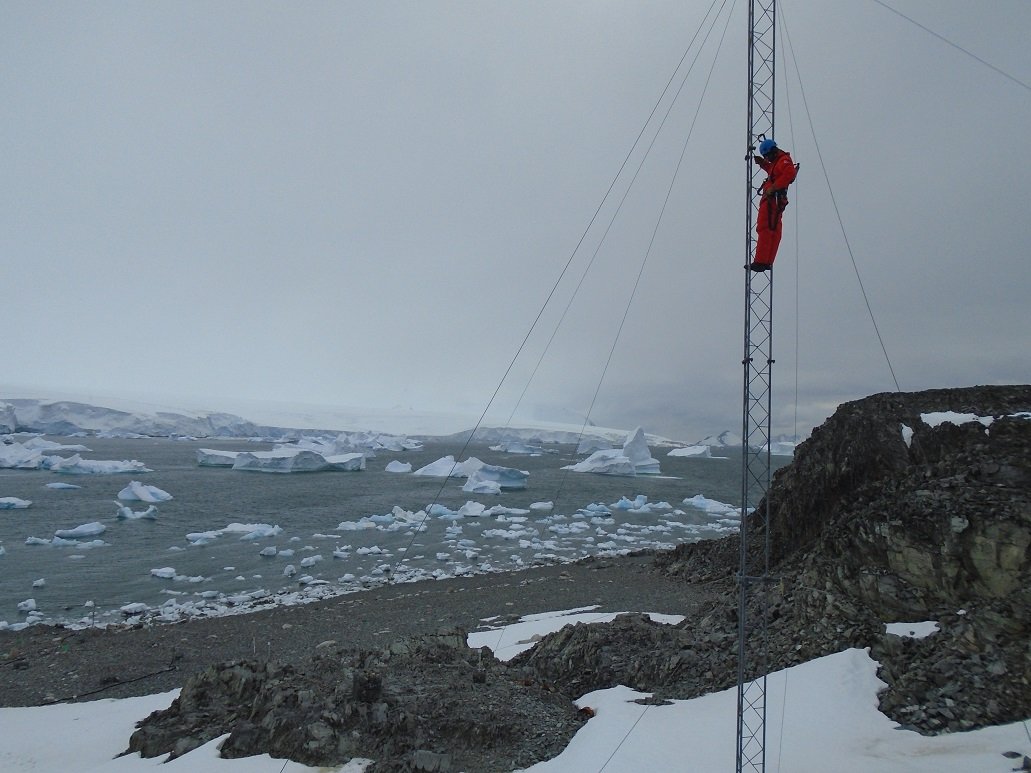 RAFCyberspace's tweet image. Our #CommsInfraTech ICT CITs have been busy in the Southern Hemisphere. As well as maintaining the highest structure down under, they have also helped complete the build of the replacement Rotatable Log-Period Antenna at Rothery Station in Antarctica.
@BAS_News
#NoOrdinaryJob