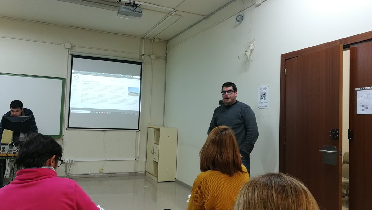 alfonsomezquita's tweet photo. "Que en la #csada18 empecemos a pasar de ser consumidores de información a productores" @Santi_Navarro_ voluntario de #wikipedia #CsCEFIRE https://t.co/jLTPoTsIJG