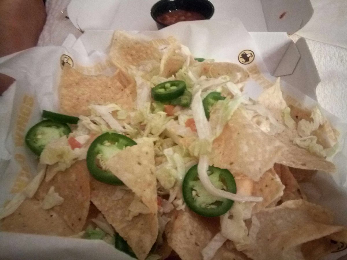 Gobahaa's tweet photo. Saddened by my nachos from @BWWings I mean really?? Was so hungry and always enjoy your food but this is unacceptable. Where’s the cheese or toppings? https://t.co/OR14ym2Z1q