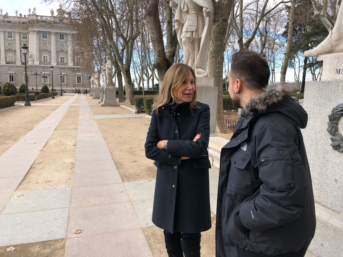 MadridDirecto's tweet photo. @pilareyre presenta nuevo libro; #CarmenLaRebelde . la apasionante historia de amor entre la actriz Carmen Ruiz Moragas y Alfonso XIII. @ibonpereztv acompaña a la escritora en una ruta que nos guía por el libro y por #Madrid.
@Planetadelibros #MD104 https://t.co/RlCH8PpOz0