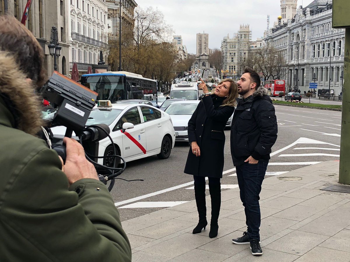 MadridDirecto's tweet photo. @pilareyre presenta nuevo libro; #CarmenLaRebelde . la apasionante historia de amor entre la actriz Carmen Ruiz Moragas y Alfonso XIII. @ibonpereztv acompaña a la escritora en una ruta que nos guía por el libro y por #Madrid.
@Planetadelibros #MD104 https://t.co/RlCH8PpOz0
