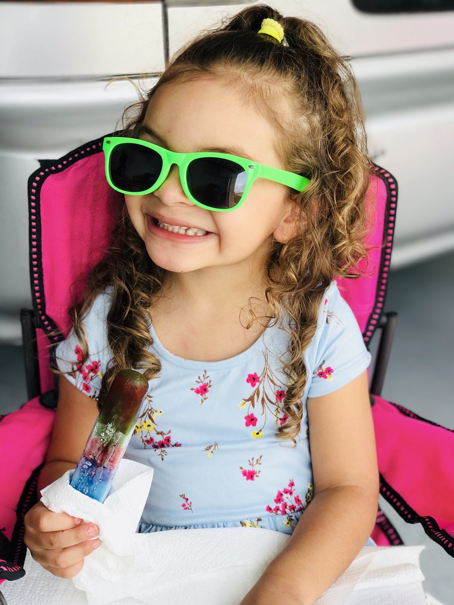 natibooboo's tweet photo. living the best life 🌻💛🍭 https://t.co/9KgvinN2kX