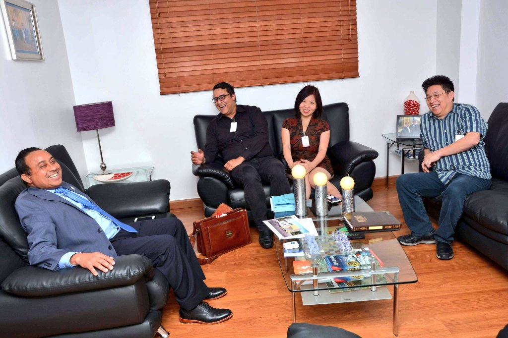 mivhed_rd's tweet photo. Nuestro director general ingeniero @Mayobanexe recibe en su despacho al señor Shan Bei Chuan presidente de "Faston Premade Houses", quien se hizo acompañar de Junxia Chen y Ranses Lendor, quienes les presentaron el proyecto de Casas Pre-Fabricadas. https://t.co/caYl2ULH7d