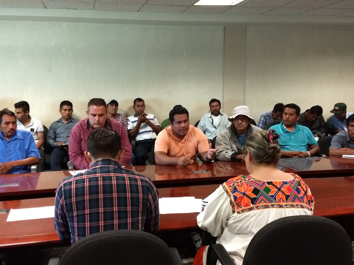 prestigiomx's tweet photo. En Unidad #SanMigueldelPuerto dialoga con el @GobOax  y @gobmx  para pedir la pronta ejecución de los recursos del #FONDEN @alejandromurat @SEGEGO_GobOax @VoceriaGobOax  https://t.co/BiyppvhBV2 https://t.co/Uypz8FPN6G