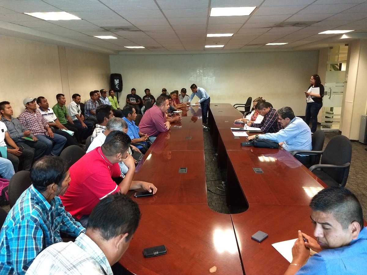 prestigiomx's tweet photo. En Unidad #SanMigueldelPuerto dialoga con el @GobOax  y @gobmx  para pedir la pronta ejecución de los recursos del #FONDEN @alejandromurat @SEGEGO_GobOax @VoceriaGobOax  https://t.co/BiyppvhBV2 https://t.co/Uypz8FPN6G