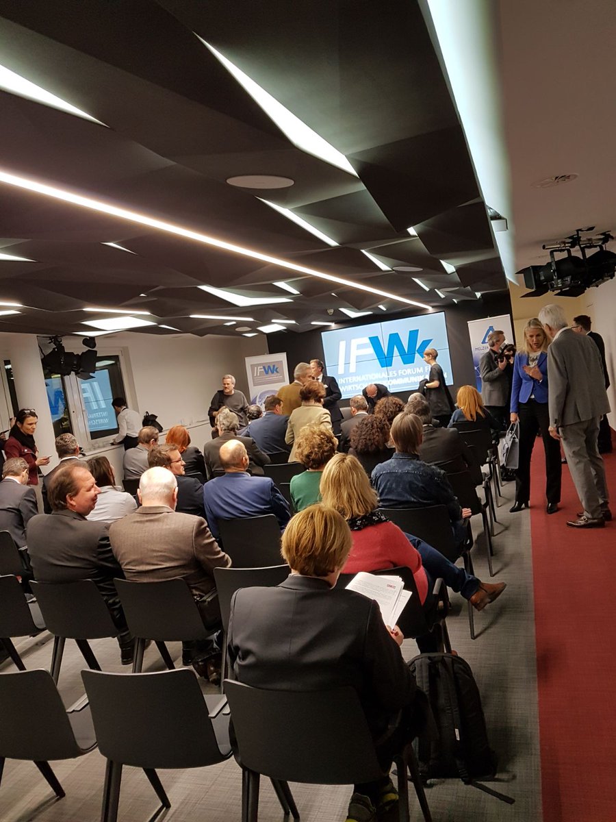 Bibi00's tweet photo. Resümee gestrigen Abends: Spannende Diskussion von #melzerpr & #ifwk zu #trump #brexit und #fakenews im #apa-pressezentrum mit @brodnig https://t.co/SKpTbHPNog