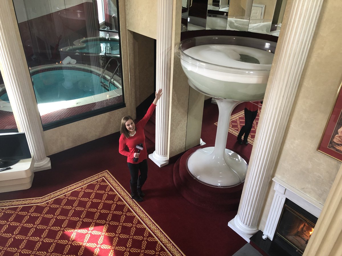 BriannaStrunkTV's tweet photo. Love is in the air - and in the room! 💕#PoconoPalace https://t.co/ORmzyXVMOu