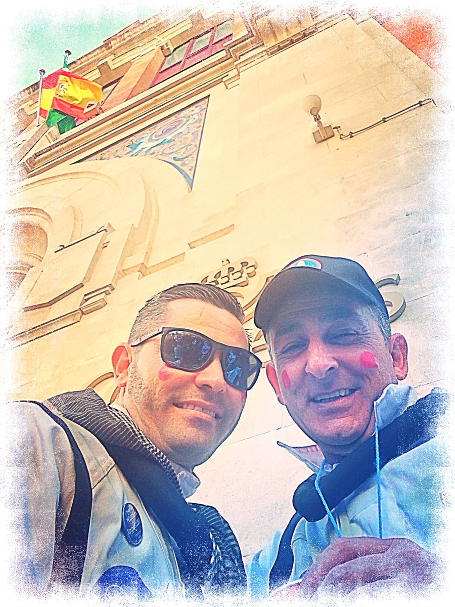 CuartetoCai's tweet photo. Los Astromantas 🚀 #gaditaneando #cuarteto #estoescarnaval 🎊 https://t.co/srnNOfr4Sy