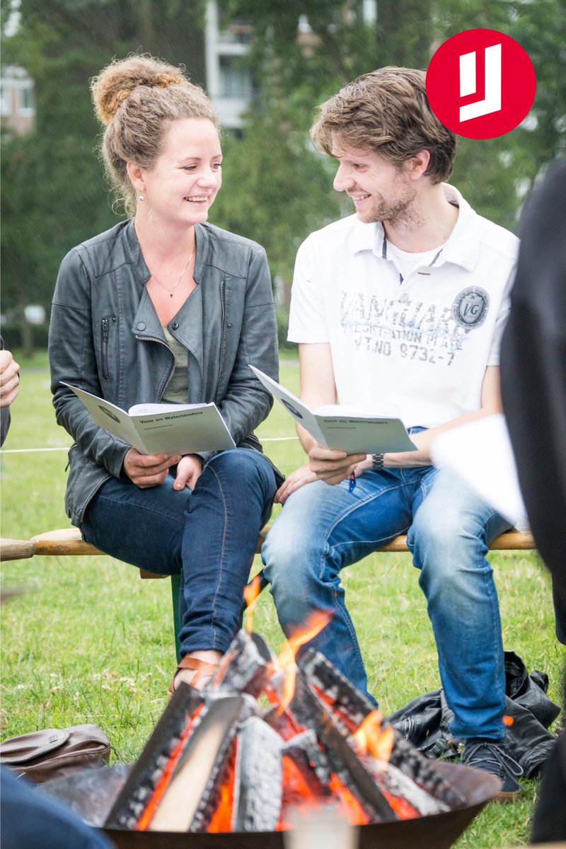 Behoefte aan wat warmte? Aanstaande vrijdagavond presenteert onze wijkmaker <a href="/YasserBallemans/">Yasser Ballemans</a> zijn voorstelling Nieuw Licht tijdens <a href="/wintersbinnen/">WINTERSBINNEN</a> in een speciale vuurtent rond een kampvuur op het Waterlandplein. Foto: Moon Saris. 🔥
↪️ Info: bit.ly/OHIJ_WintersBi…