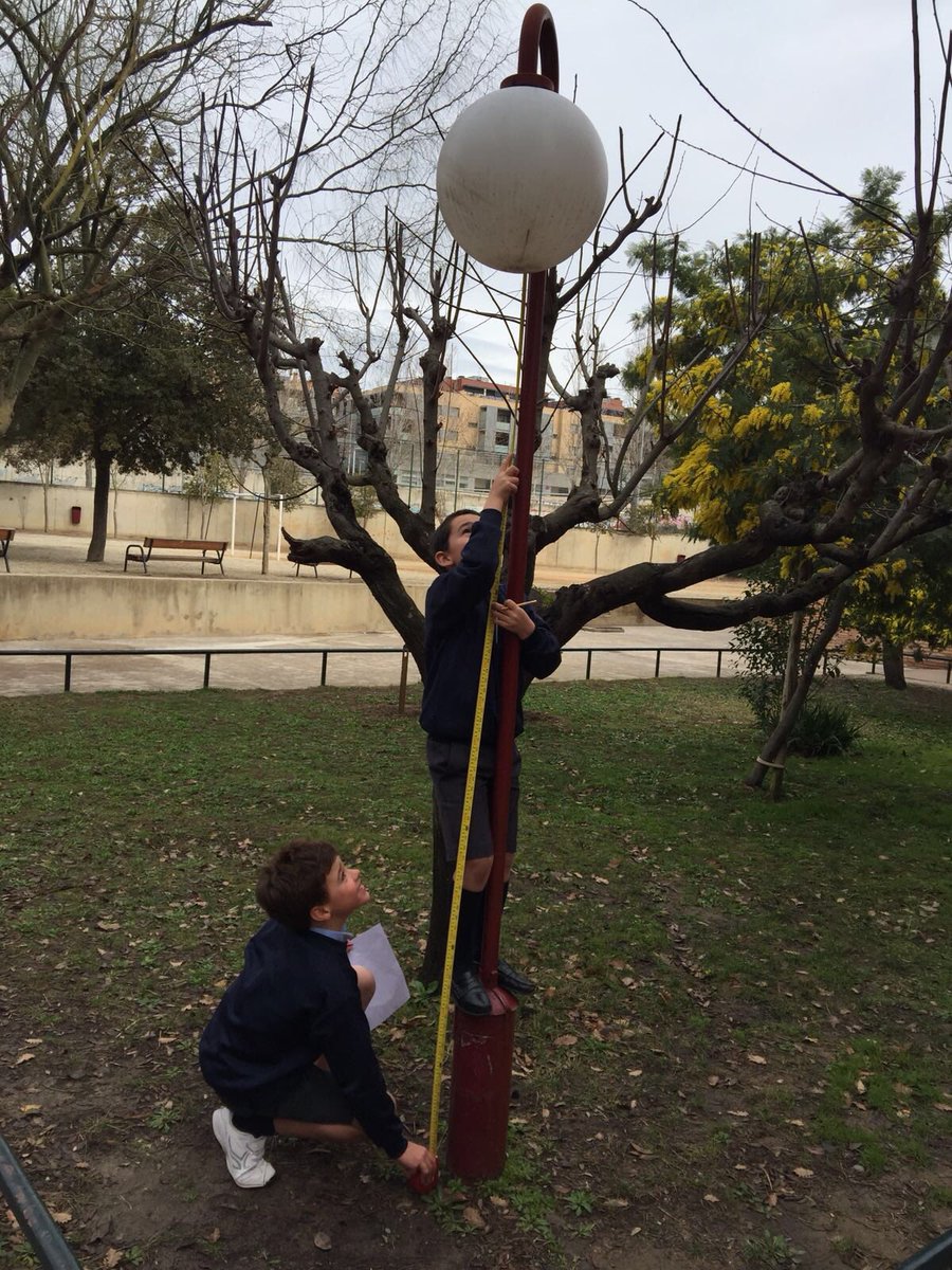 La_Farga's tweet photo. A 3r estem treballant les unitats de mesura i hem pensat en sortir al pati a mesurar els objectes que ens envolten diàriament. #aprenentatgesignificatiu #learnbyliving #Aude https://t.co/m93ZKo3qwM