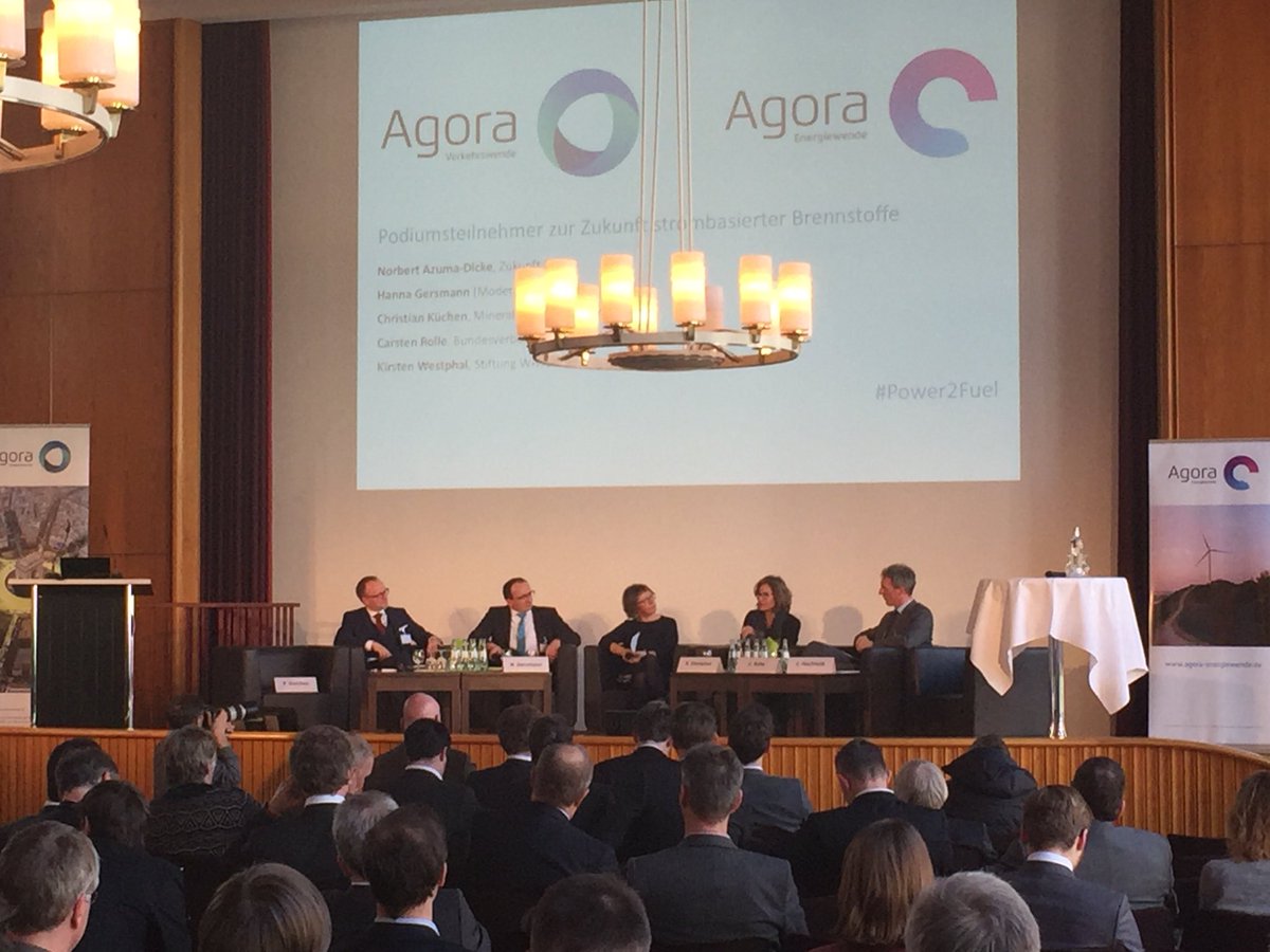 agoraverkehr's tweet photo. Christian Küchen @MWV_Berlin, Norbert Azuma-Dicke @zukunft_erdgas und Carsten Rolle @Der_BDI  gehen davon aus, dass das technologische Rennen zwischen Effizienz und synthetischem Kraftstoff noch nicht entschieden ist. #Power2Fuel https://t.co/4yU5JMHuEH