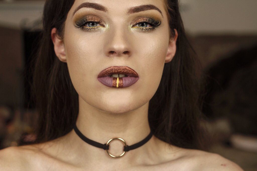 aputriute's tweet photo. omg im in looove with @MakeupRVLTN Reloaded palettes! #makeuprevolution #reloadediconicdivision #obsessesd https://t.co/7WnEIQN51Y
