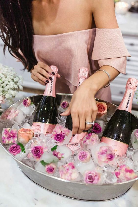 LuxuryBath4Less's tweet photo. Tomorrow is Valentine's Day!

I want to make these cute floral ice cubes for my champagne inspired by @andeelayne . She uses over-sized ice cube trays with flowers from her florist to create these. Then places them over regular ice. 

Shop our vases:
https://t.co/uHWLSxSQxB https://t.co/JM71NEjfzN