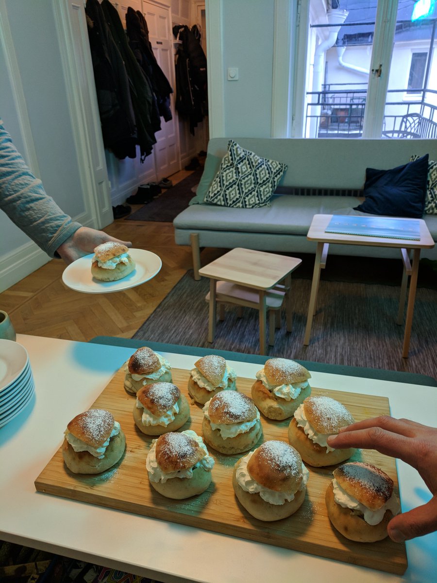 "Semla", "fastlagsbulle", "fettisdagsbulle", or if you prefer it with warm milk - "hetvägg". Us Swedes like to give lots of names to loved ones. Fat Tuesday is celebrated in style at Betalo ☕️